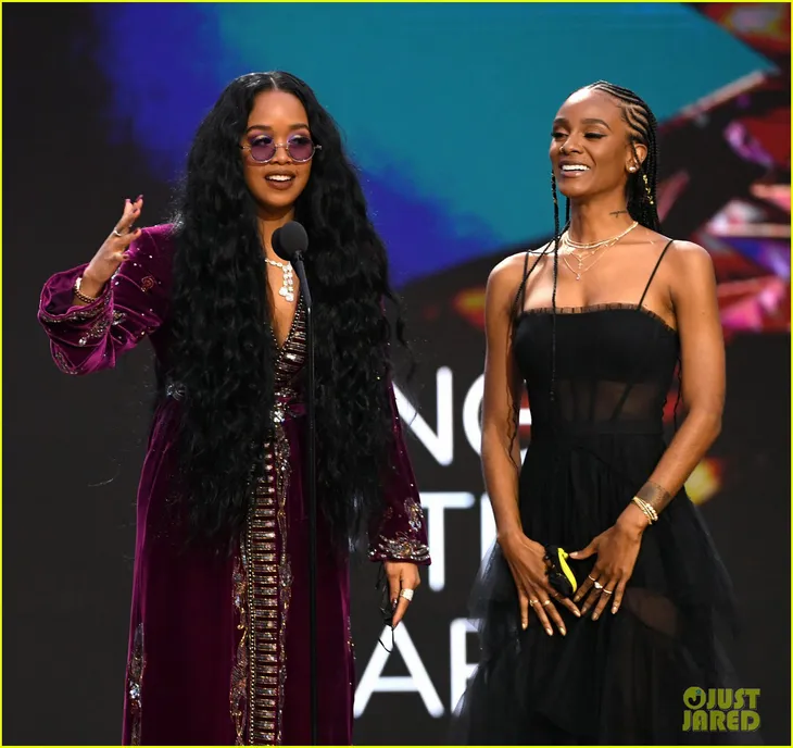 Lễ trao giải Grammy 2021: Thu âm của năm thuộc về Everything I Wanted của Billie Eilish - Ảnh 3. Lễ trao giải Grammy 2021: Thu âm của năm thuộc về Everything I Wanted của Billie Eilish - Ảnh 3.