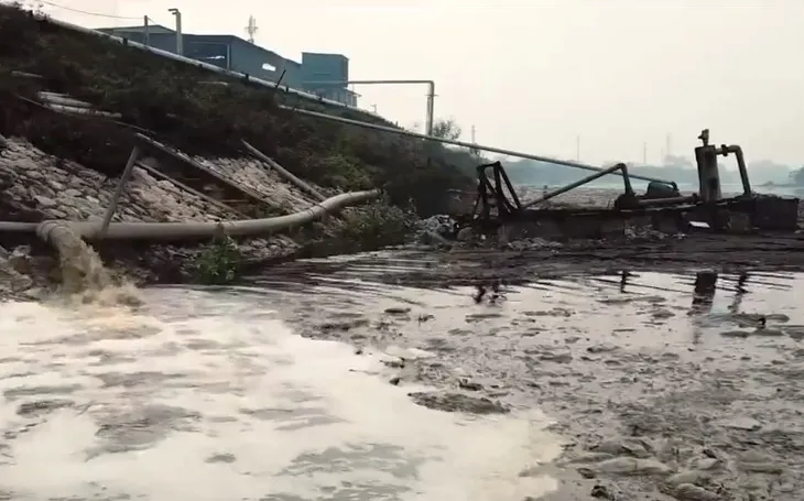 Hàng trăm cơ sở, nhà máy giấy ngang nhiên xả thải ra sông - Ảnh 3. Hàng trăm cơ sở, nhà máy giấy ngang nhiên xả thải ra sông - Ảnh 3.