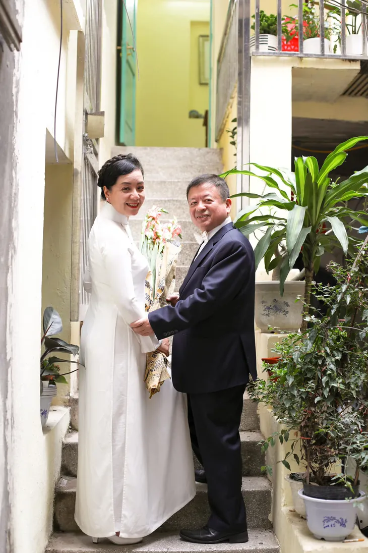 Bất ngờ trước nhan sắc Chiều Xuân trong ảnh cưới 34 năm trước và bây giờ - Ảnh 7. Bất ngờ trước nhan sắc Chiều Xuân trong ảnh cưới 34 năm trước và bây giờ - Ảnh 7.