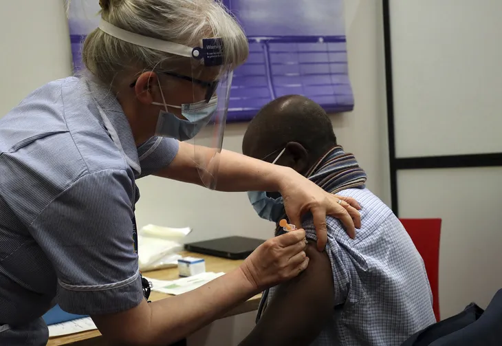 Không tìm thấy mối liên hệ giữa tình trạng đông máu và vaccine của AstraZeneca - Ảnh 1. Không tìm thấy mối liên hệ giữa tình trạng đông máu và vaccine của AstraZeneca - Ảnh 1.