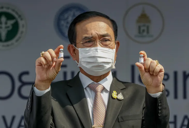 Thủ tướng Thái Lan tiên phong tiêm vaccine COVID-19 của AstraZeneca - Ảnh 1. Thủ tướng Thái Lan tiên phong tiêm vaccine COVID-19 của AstraZeneca - Ảnh 1.