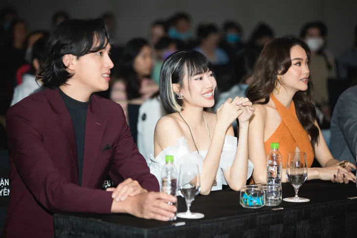 Diệu Nhi khoe vai trần cuốn hút tại họp báo phim Bẫy ngọt ngào - Ảnh 8. Diệu Nhi khoe vai trần cuốn hút tại họp báo phim Bẫy ngọt ngào - Ảnh 8.
