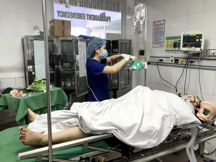 Xe khách đâm vào xe đầu kéo, 1 người tử vong, gần 20 người bị thương - Ảnh 1. Xe khách đâm vào xe đầu kéo, 1 người tử vong, gần 20 người bị thương - Ảnh 1.