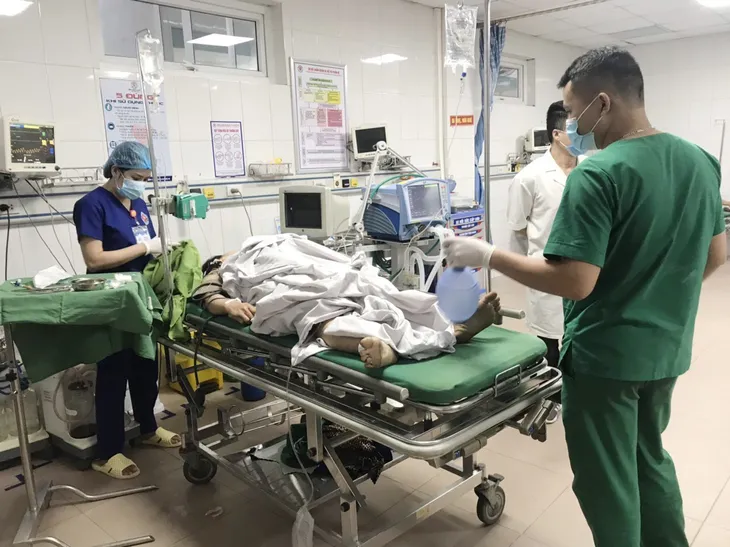 Xe khách đâm vào xe đầu kéo, 1 người tử vong, gần 20 người bị thương - Ảnh 2. Xe khách đâm vào xe đầu kéo, 1 người tử vong, gần 20 người bị thương - Ảnh 2.