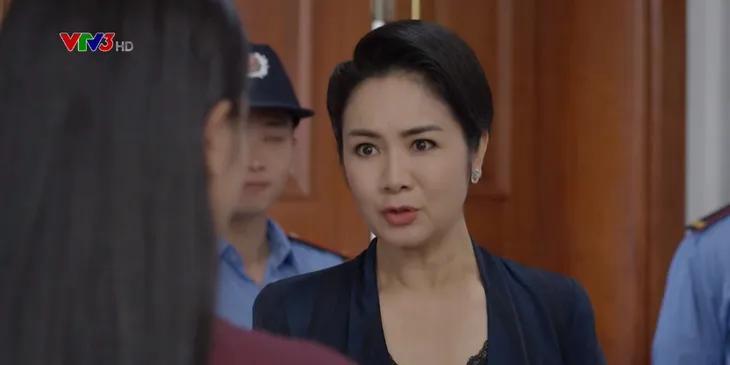 Hướng dương ngược nắng - Tập 42: Bà Cúc vạch mặt Trí - Minh giả họ Cao, ông Quân lần đầu quát lớn, ông Phan sốc bất tỉnh - Ảnh 1. Hướng dương ngược nắng - Tập 42: Bà Cúc vạch mặt Trí - Minh giả họ Cao, ông Quân lần đầu quát lớn, ông Phan sốc bất tỉnh - Ảnh 1.