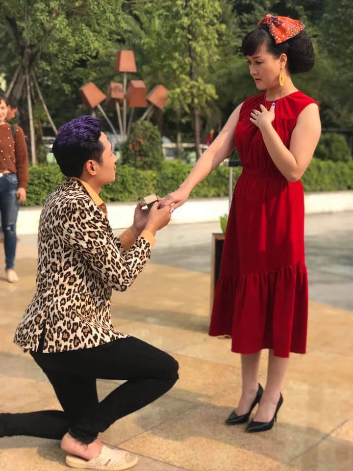 Cười lăn với hậu trường màn nhảy lambada của Hải bóng và Diễm Loan trong Hướng dương ngược nắng - Ảnh 3. Cười lăn với hậu trường màn nhảy lambada của Hải bóng và Diễm Loan trong Hướng dương ngược nắng - Ảnh 3.
