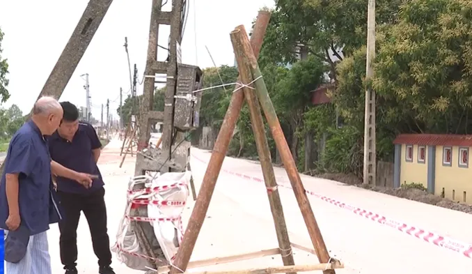 Hàng chục cột điện xiêu vẹo mọc giữa đường giăng bẫy người qua lại - Ảnh 1. Hàng chục cột điện xiêu vẹo mọc giữa đường giăng bẫy người qua lại - Ảnh 1.