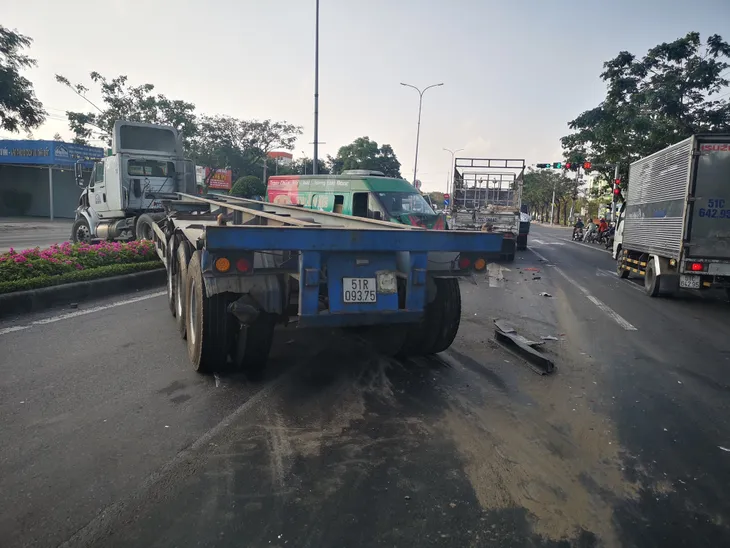 Va chạm giao thông liên hoàn giữa 5 xe ô tô đi cùng chiều ùn tắc nhiều giờ trên quốc lộ - Ảnh 8.