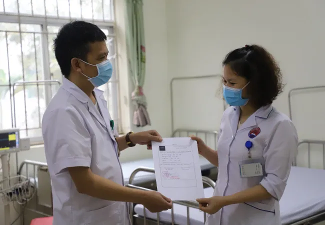 Bắc Ninh tiếp tục tiêm vaccine COVID-19 cho cán bộ y tế có nguy cơ cao - Ảnh 4. Bắc Ninh tiếp tục tiêm vaccine COVID-19 cho cán bộ y tế có nguy cơ cao - Ảnh 4.