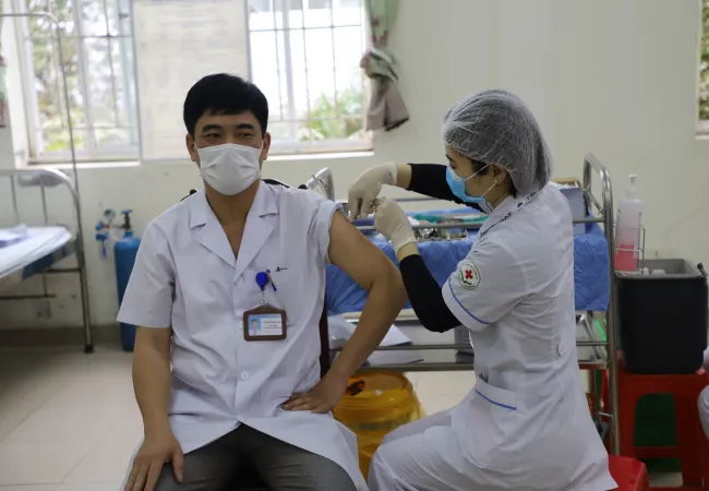 Bắc Ninh tiếp tục tiêm vaccine COVID-19 cho cán bộ y tế có nguy cơ cao - Ảnh 3. Bắc Ninh tiếp tục tiêm vaccine COVID-19 cho cán bộ y tế có nguy cơ cao - Ảnh 3.