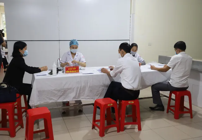 Bắc Ninh tiếp tục tiêm vaccine COVID-19 cho cán bộ y tế có nguy cơ cao - Ảnh 1. Bắc Ninh tiếp tục tiêm vaccine COVID-19 cho cán bộ y tế có nguy cơ cao - Ảnh 1.