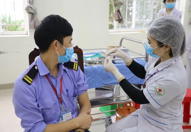 Bắc Ninh tiếp tục tiêm vaccine COVID-19 cho cán bộ y tế có nguy cơ cao - Ảnh 2. Bắc Ninh tiếp tục tiêm vaccine COVID-19 cho cán bộ y tế có nguy cơ cao - Ảnh 2.