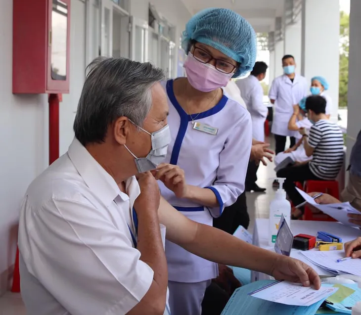 Bà Rịa - Vũng Tàu: 100 cán bộ, nhân viên y tế được tiêm ngừa vaccine COVID-19 - Ảnh 1. Bà Rịa - Vũng Tàu: 100 cán bộ, nhân viên y tế được tiêm ngừa vaccine COVID-19 - Ảnh 1.