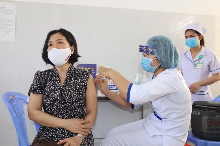 Bà Rịa - Vũng Tàu: 100 cán bộ, nhân viên y tế được tiêm ngừa vaccine COVID-19 - Ảnh 2. Bà Rịa - Vũng Tàu: 100 cán bộ, nhân viên y tế được tiêm ngừa vaccine COVID-19 - Ảnh 2.
