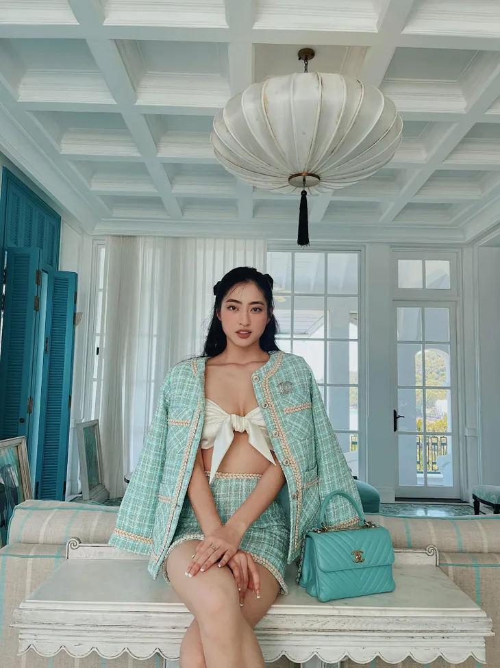 Học lỏm cách lên đồ du lịch cực chất của Hoa hậu Lương Thùy Linh - Ảnh 2.