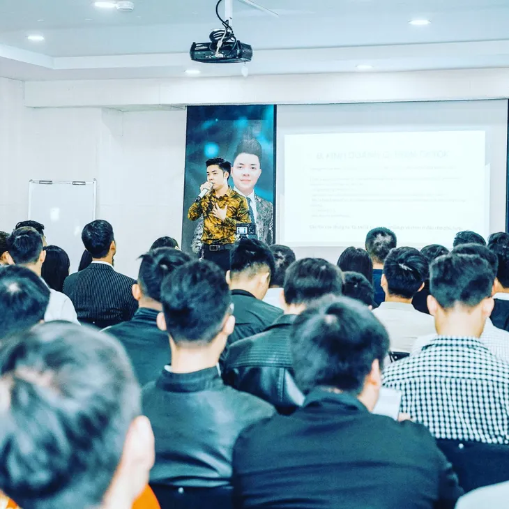 CEO Nguyễn Đình Trưởng: Thành công vượt bậc với vai trò giảng viên về sàn thương mại điện tử - Ảnh 2. CEO Nguyễn Đình Trưởng: Thành công vượt bậc với vai trò giảng viên về sàn thương mại điện tử - Ảnh 2.