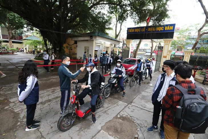 Hà Nội đảm bảo an toàn phòng, chống dịch COVID-19 ngay từ ngày đầu học sinh trở lại trường - Ảnh 12. Hà Nội đảm bảo an toàn phòng, chống dịch COVID-19 ngay từ ngày đầu học sinh trở lại trường - Ảnh 12.