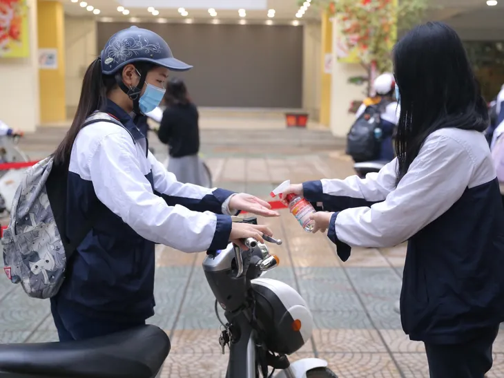 Hà Nội đảm bảo an toàn phòng, chống dịch COVID-19 ngay từ ngày đầu học sinh trở lại trường - Ảnh 15. Hà Nội đảm bảo an toàn phòng, chống dịch COVID-19 ngay từ ngày đầu học sinh trở lại trường - Ảnh 15.