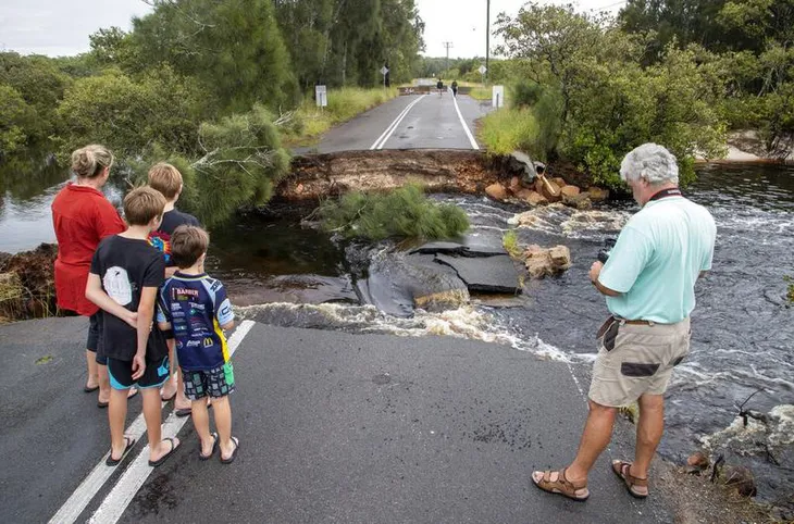 Mưa lớn gây lũ lụt kỷ lục, người dân Australia đi sơ tán hàng loạt - Ảnh 1. Mưa lớn gây lũ lụt kỷ lục, người dân Australia đi sơ tán hàng loạt - Ảnh 1.