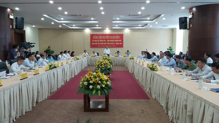Thủ tướng Nguyễn Xuân Phúc thăm cụm cảng nước sâu lớn nhất tại Bà Rịa – Vũng Tàu - Ảnh 1. Thủ tướng Nguyễn Xuân Phúc thăm cụm cảng nước sâu lớn nhất tại Bà Rịa – Vũng Tàu - Ảnh 1.