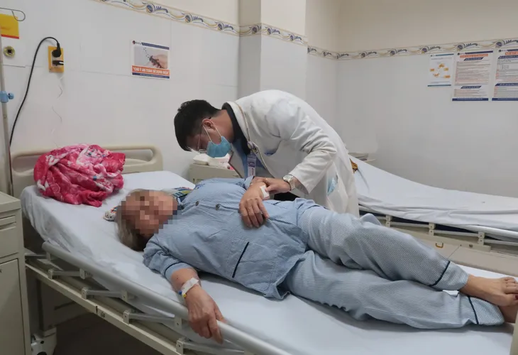 Bơm xi măng điều trị cho bệnh nhân xẹp đốt sống do ngã đập lưng trên sàn cứng - Ảnh 1. Bơm xi măng điều trị cho bệnh nhân xẹp đốt sống do ngã đập lưng trên sàn cứng - Ảnh 1.