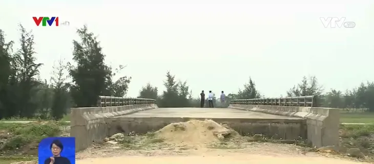 Cầu tiền tỷ xây xong bỏ không - Ảnh 1. Cầu tiền tỷ xây xong bỏ không - Ảnh 1.