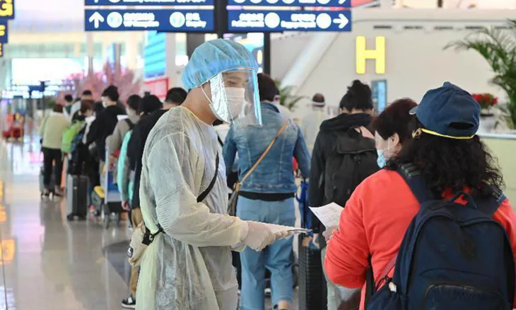 Tranh cãi quanh việc Hong Kong (Trung Quốc) xem xét thiết lập hộ chiếu vaccine - Ảnh 1. Tranh cãi quanh việc Hong Kong (Trung Quốc) xem xét thiết lập hộ chiếu vaccine - Ảnh 1.