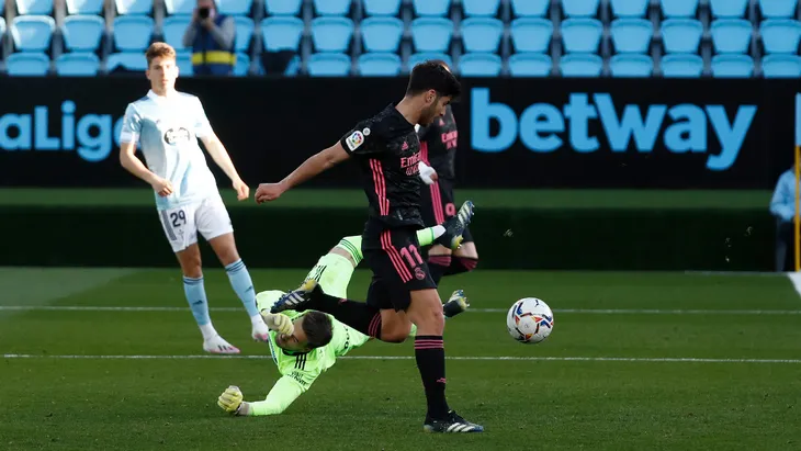 Celta Vigo 1-3 Real Madrid: Benzema tỏa sáng, Real vươn lên vị trí nhì bảng - Ảnh 2. Celta Vigo 1-3 Real Madrid: Benzema tỏa sáng, Real vươn lên vị trí nhì bảng - Ảnh 2.