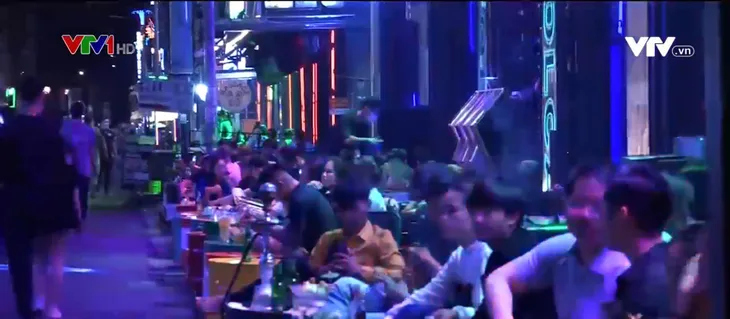 Phố đêm tại TP Hồ Chí Minh tấp nập khi hết lệnh cấm quán bar, vũ trường - Ảnh 1. Phố đêm tại TP Hồ Chí Minh tấp nập khi hết lệnh cấm quán bar, vũ trường - Ảnh 1.