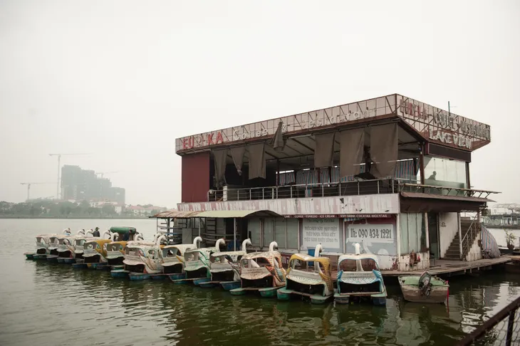 Cận cảnh bãi phế liệu nổi giữa hồ Tây - Ảnh 5.