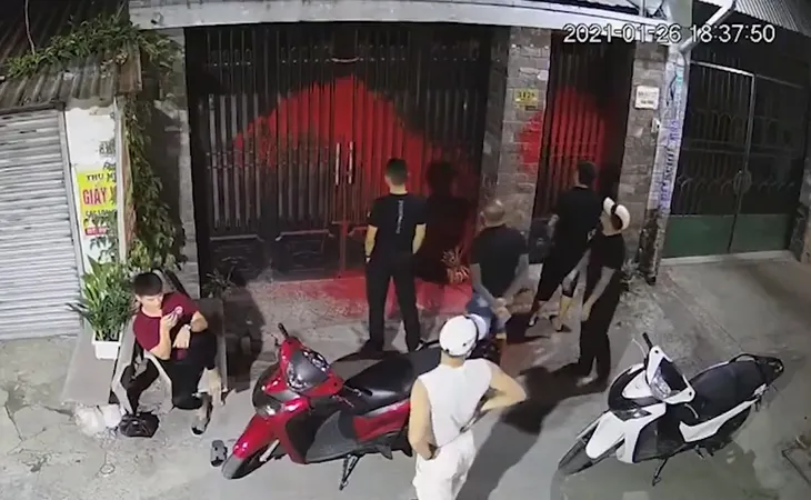 TP Hồ Chí Minh bắt nhóm cho vay nặng lãi tạt sơn khủng bố người nhà con nợ - Ảnh 1. TP Hồ Chí Minh bắt nhóm cho vay nặng lãi tạt sơn khủng bố người nhà con nợ - Ảnh 1.