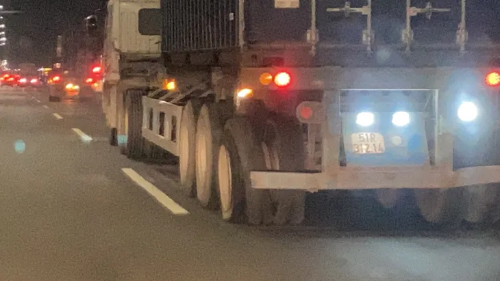 Nổ lốp trên quốc lộ vẫn cố tình chạy, người đi đường được phen hú vía - Ảnh 2. Nổ lốp trên quốc lộ vẫn cố tình chạy, người đi đường được phen hú vía - Ảnh 2.