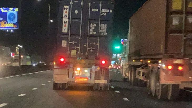 Nổ lốp trên quốc lộ vẫn cố tình chạy, người đi đường được phen hú vía - Ảnh 1. Nổ lốp trên quốc lộ vẫn cố tình chạy, người đi đường được phen hú vía - Ảnh 1.
