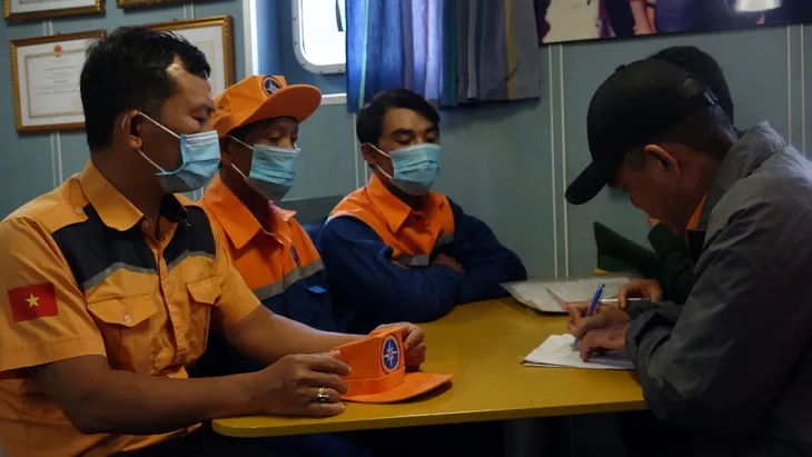 Đưa hai thuyền viên bị nạn trên vùng biển Quảng Nam về bờ an toàn - Ảnh 1. Đưa hai thuyền viên bị nạn trên vùng biển Quảng Nam về bờ an toàn - Ảnh 1.