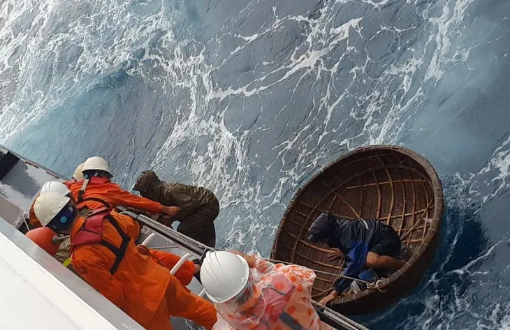 Đưa hai thuyền viên bị nạn trên vùng biển Quảng Nam về bờ an toàn - Ảnh 2. Đưa hai thuyền viên bị nạn trên vùng biển Quảng Nam về bờ an toàn - Ảnh 2.