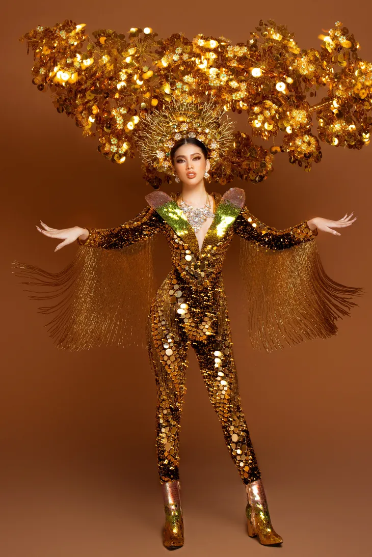 Cú xoay người ấn tượng của Ngọc Thảo trên sân khấu Miss Grand International - Ảnh 5. Cú xoay người ấn tượng của Ngọc Thảo trên sân khấu Miss Grand International - Ảnh 5.