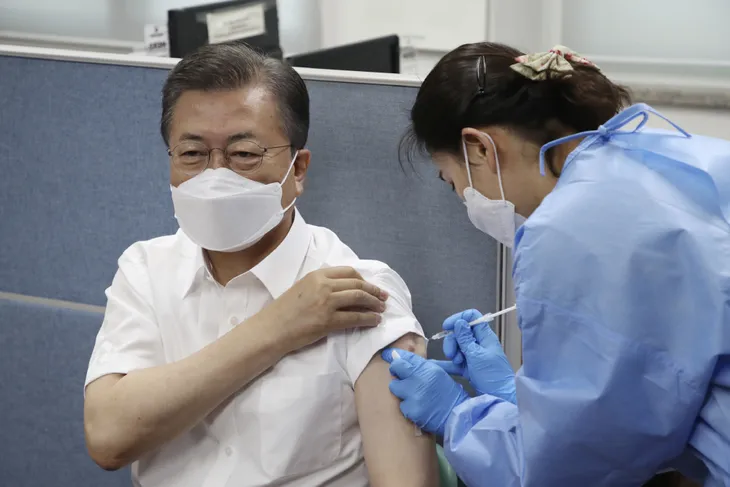 Hơn 124,7 triệu ca mắc COVID-19 trên toàn cầu, Singapore-Malaysia hướng tới công nhận chứng chỉ vaccine - Ảnh 2. Hơn 124,7 triệu ca mắc COVID-19 trên toàn cầu, Singapore-Malaysia hướng tới công nhận chứng chỉ vaccine - Ảnh 2.