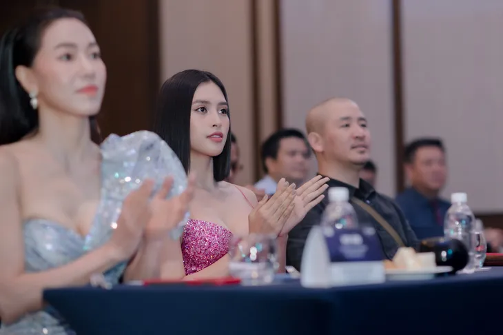 Hoa hậu Tiểu Vy diện đầm táo bạo - Ảnh 5. Hoa hậu Tiểu Vy diện đầm táo bạo - Ảnh 5.