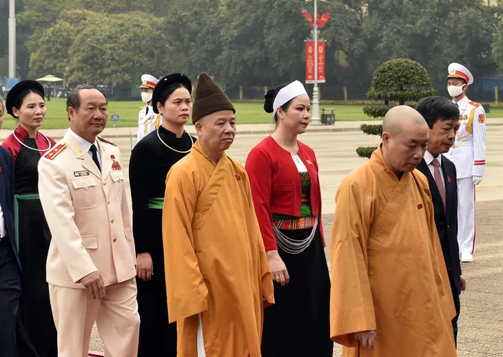 Đại biểu Quốc hội vào Lăng viếng Chủ tịch Hồ Chí Minh - Ảnh 5. Đại biểu Quốc hội vào Lăng viếng Chủ tịch Hồ Chí Minh - Ảnh 5.