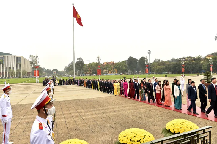 Đại biểu Quốc hội vào Lăng viếng Chủ tịch Hồ Chí Minh - Ảnh 4. Đại biểu Quốc hội vào Lăng viếng Chủ tịch Hồ Chí Minh - Ảnh 4.