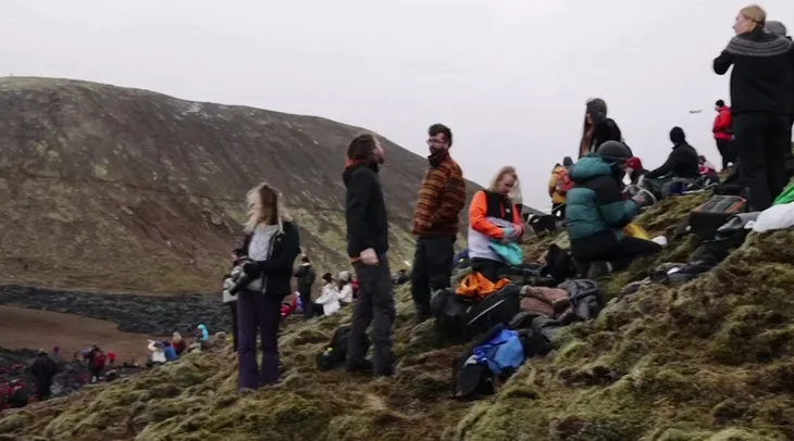 Người dân Iceland đổ xô đi xem núi lửa phun trào sau gần 800 năm - Ảnh 2. Người dân Iceland đổ xô đi xem núi lửa phun trào sau gần 800 năm - Ảnh 2.