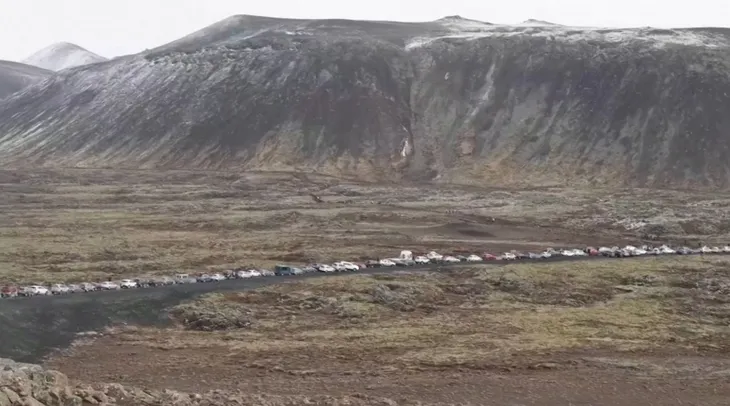 Người dân Iceland đổ xô đi xem núi lửa phun trào sau gần 800 năm - Ảnh 4. Người dân Iceland đổ xô đi xem núi lửa phun trào sau gần 800 năm - Ảnh 4.