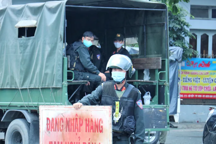 Phong tỏa cửa hàng xăng dầu ở TP Hồ Chí Minh liên quan đường dây xăng giả - Ảnh 2. Phong tỏa cửa hàng xăng dầu ở TP Hồ Chí Minh liên quan đường dây xăng giả - Ảnh 2.