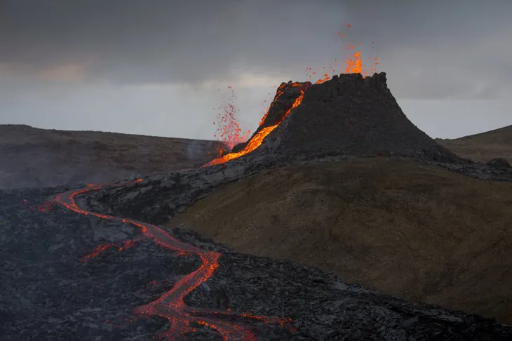 Người dân Iceland đổ xô đi xem núi lửa phun trào sau gần 800 năm - Ảnh 5. Người dân Iceland đổ xô đi xem núi lửa phun trào sau gần 800 năm - Ảnh 5.