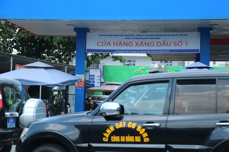 Phong tỏa cửa hàng xăng dầu ở TP Hồ Chí Minh liên quan đường dây xăng giả - Ảnh 4. Phong tỏa cửa hàng xăng dầu ở TP Hồ Chí Minh liên quan đường dây xăng giả - Ảnh 4.
