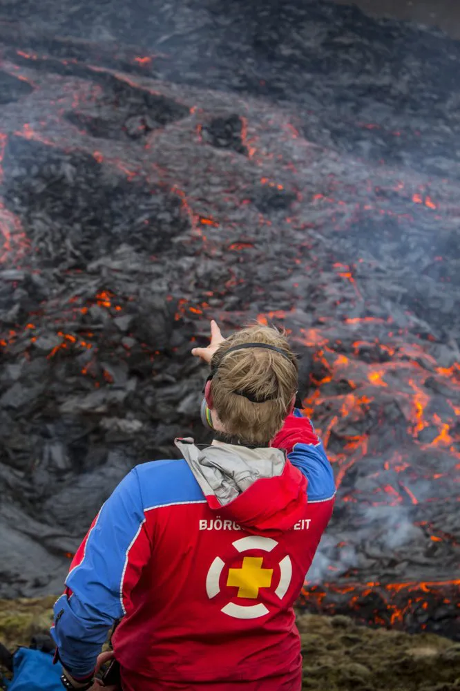 Người dân Iceland đổ xô đi xem núi lửa phun trào sau gần 800 năm - Ảnh 8. Người dân Iceland đổ xô đi xem núi lửa phun trào sau gần 800 năm - Ảnh 8.