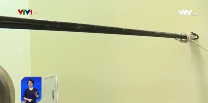 Người dân hoang mang khi cáp viễn thông chạy xuyên qua tường nhà - Ảnh 1. Người dân hoang mang khi cáp viễn thông chạy xuyên qua tường nhà - Ảnh 1.