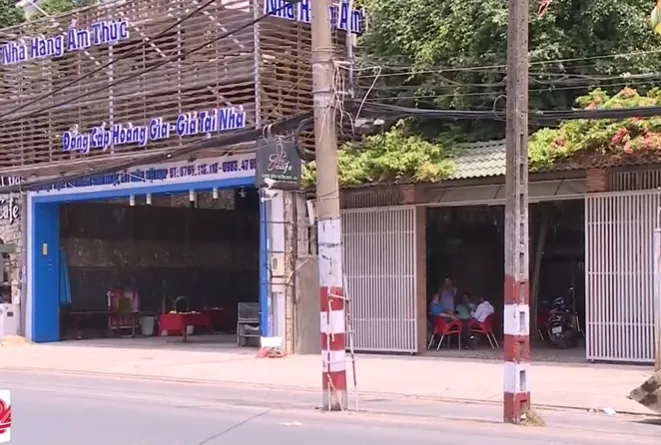 2 hộ dân không cho đặt trạm biến áp, gần 100 cột điện đứng giữa đường - Ảnh 1. 2 hộ dân không cho đặt trạm biến áp, gần 100 cột điện đứng giữa đường - Ảnh 1.