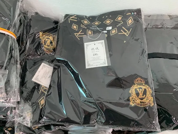 Bắt kho hàng “khủng” chứa hàng vạn sản phẩm giả LV, Gucci, Nike - Ảnh 3. Bắt kho hàng “khủng” chứa hàng vạn sản phẩm giả LV, Gucci, Nike - Ảnh 3.