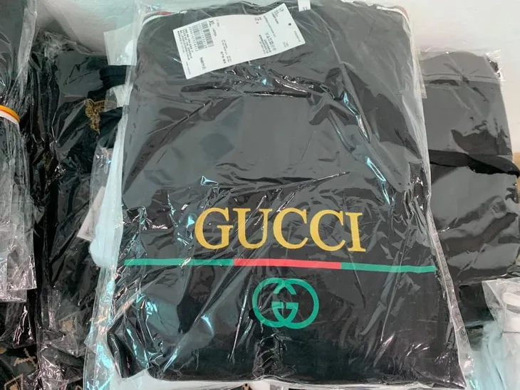 Bắt kho hàng “khủng” chứa hàng vạn sản phẩm giả LV, Gucci, Nike - Ảnh 1. Bắt kho hàng “khủng” chứa hàng vạn sản phẩm giả LV, Gucci, Nike - Ảnh 1.